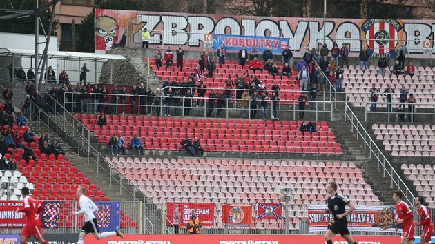 Tribuny brnnskho stadionu pi sobotnm zpase Zbrojovky s Karvinou. Zatmco oficiln daj uvdl 3 093 divk, MF DNES jich napotala necelch 1 700. Mezi snmky chyb sektor host, ve kterm vak nebyly vc ne pt destek fanouk.