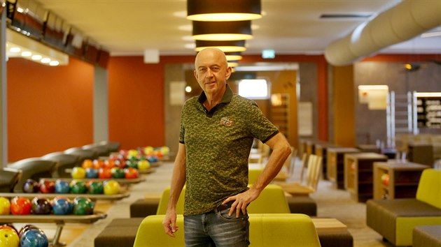 V brněnském Juliánově v pondělí otevře největší bowlingová hala v Česku. Okolo 20 drah je místo pro zhruba stovku lidí na sedačkách i židličkách. Hernu postavil podnikatel Vlastimil Chládek.