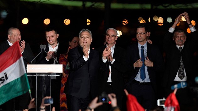 Maďarský premiér Viktor Orbán promlouvá ke svým příznivcům potom, co jeho konzervativní strana Fidesz vyhrála parlamentní volby (8. dubna 2018).