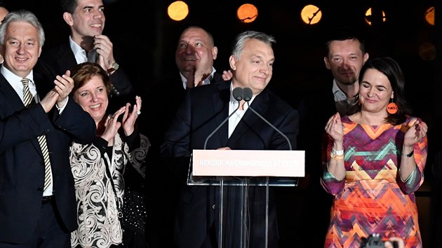 Maďarský premiér Viktor Orbán promlouvá ke svým příznivcům potom, co jeho konzervativní strana Fidesz vyhrála parlamentní volby (8. dubna 2018).