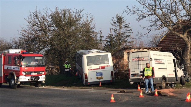 Na Kolnsku se srazil autobus s dodvkou, zranili se tyi lid (9. dubna 2018).