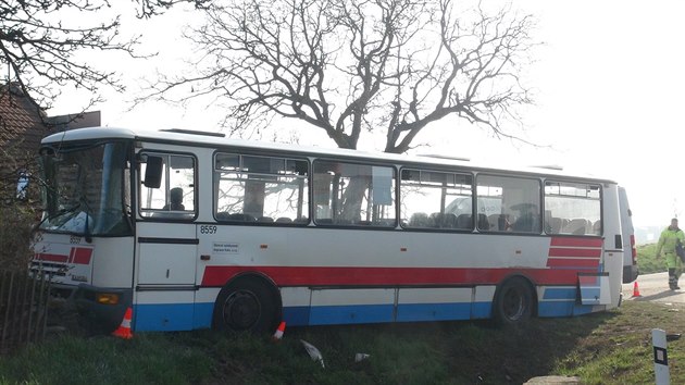 tyi lid se zranili v pondl rno pi nehod dodvky a autobusu u Vrban na Kolnsku (9. dubna 2018).