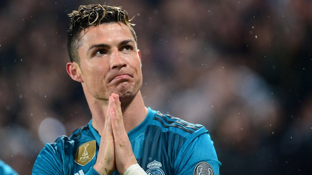 Cristiano Ronaldo z Realu Madrid v úžasu děkuje fanouškům Juventusu Turín, kteří aplaudovali jeho brance ve čtvrtfinále Ligy mistrů.