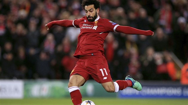Liverpoolsk točnk Mohamed Salah napřahuje ke glov střele v vodnm čtvrtfinle Ligy mistrů proti Manchesteru City.