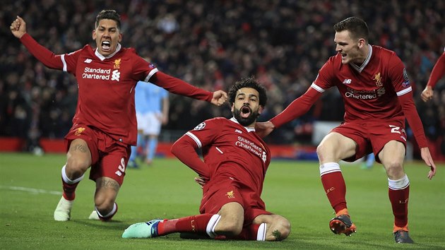 LIVERPOOLSK RADOST Mohamed Salah (uprosted) prv vstelil gl v vodnm tvrtfinle Ligy mistr proti Manchesteru City. Vlevo Roberto Firmino, vpravo Andrew Robertson.