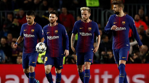 Luis Surez (zleva), Lionel Messi, Ivan Rakiti a Gerard Piqu z Barcelony pot, co se v vodnm utkn tvrtfinle Ligy mistr proti AS m ujali veden dky vlastn brance De Rossiho.