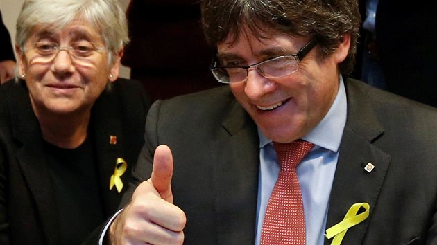 Katalnsk expremir Carles Puigdemont sleduje vsledky pedasnch voleb do katalnskho parlamentu. (21. prosince 2017)