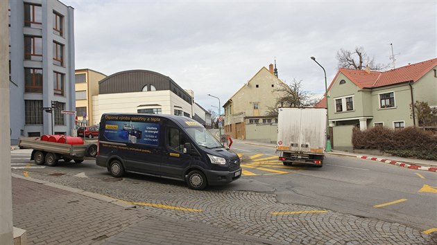 Provizorní kruhový objezd v Třebíči, který dělá hlavně řidičům autobusů problémy.