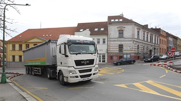 Provizorní kruhový objezd v Třebíči, který dělá hlavně řidičům autobusů problémy. Těžké nákladní vozy by na něj už vůbec neměly jezdit.