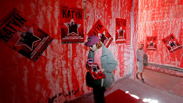 Promítání filmu Katyň v rámci Febiofestu v bývalém vojenském prostoru ve Zdechovicích.