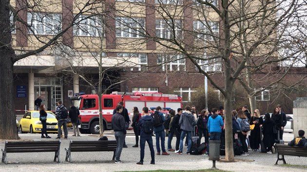 Anonym nahlásil na pražské vysoké škole bombu. Policie budovu evakuovala (4.4.2018)