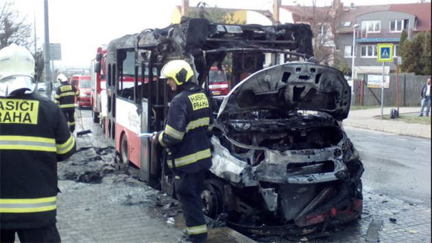 Prat hasii vyjdli k poru linkovho autobusu v Kyjch (4.4.2018)