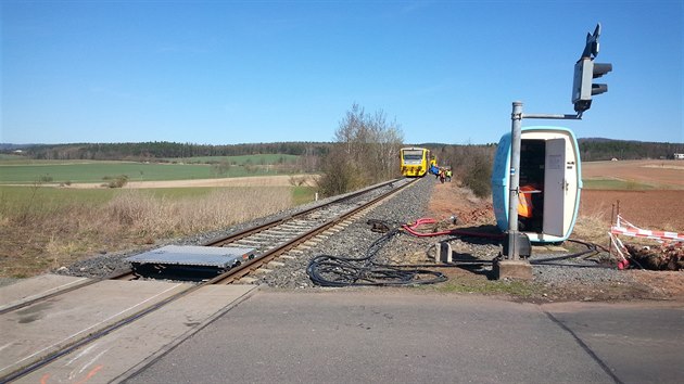 Stet auta s vlakem elezninm pejezdu na Rakovnicku nepeil estadvacetilet idi (6.4.2018)