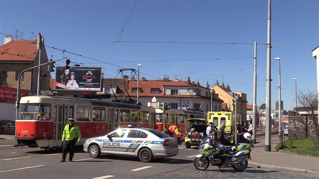 Chodec srážku s tramvají na zastávce Nádraží Strašnice nepřežil (6.4.2018)