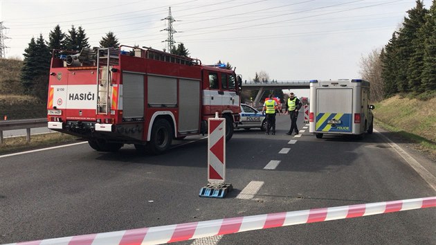 Na 9. kilometru dálnice D7 ve směru na Slaný zemřel po srážce s autem motorkář (9.4.2018)