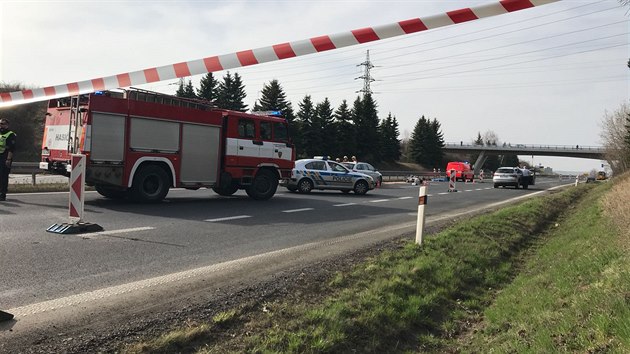 Na 9. kilometru dálnice D7 ve směru na Slaný zemřel po srážce s autem motorkář (9.4.2018)