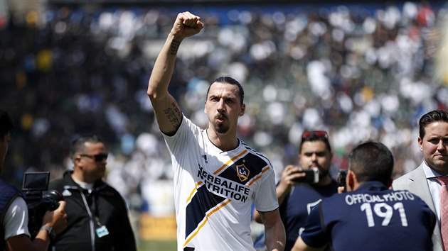 Zlatan Ibrahimovic slav vtzstv v dresu Los Angeles Galaxy.