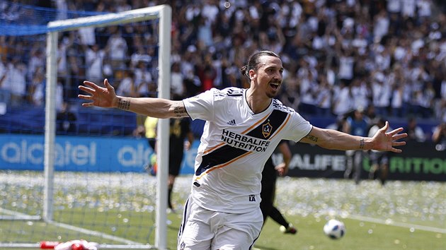 Zlatan Ibrahimovic slav vtzn gl Los Angeles Galaxy v derby proti LAFC.