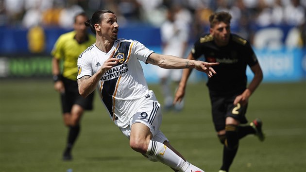 Zlatan Ibrahimovic z Los Angeles Galaxy si k o pihrvku v derby proti LAFC.