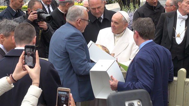 Zástupci Plzeňského Prazdroje předali dárek papeži Františkovi při generální audienci na Svatopetrském náměstí ve Vatikánu. (4. dubna 2018)