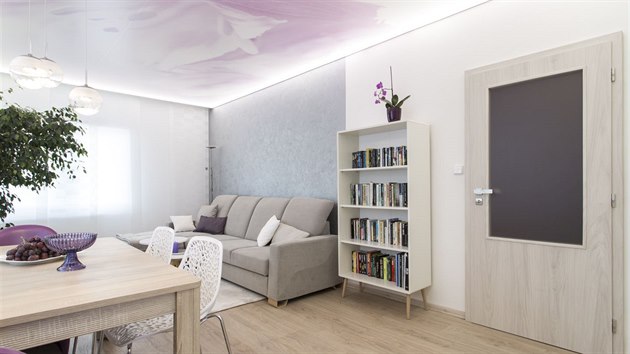 Nový obývací pokoj barevně navazuje na kuchyň,  fólie na stropě je po obvodu podsvícená.
