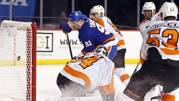 Brank Petr Mrzek z Philadelphie prv inkasuje gl od Johna Tavarese z New York Islanders.
