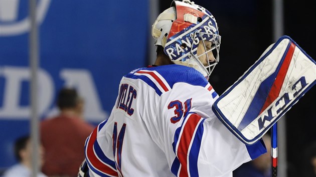 Brank Ondej Pavelec z New York Rangers v zpase s mstskm rivalem Islanders.