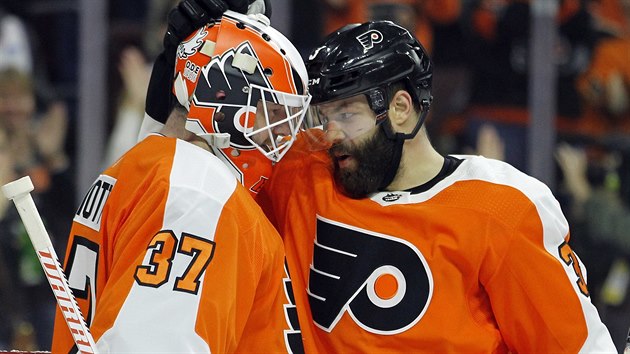 Radko Gudas z Philadelphie dkuje po utkn s Carolinou branki Brianu Elliottovi.