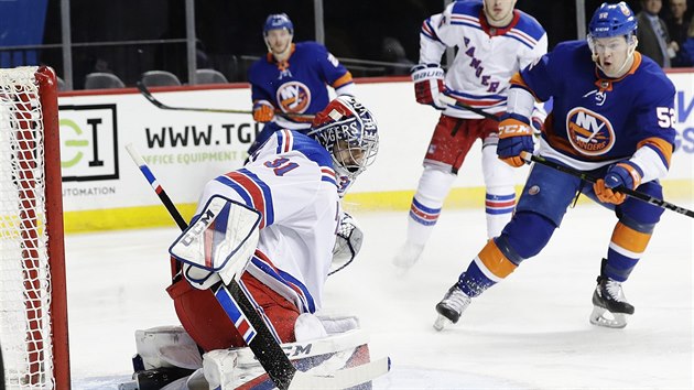Brankář Ondřej Pavelec z New York Rangers likviduje šanci v duelu s městským rivalem Islanders.