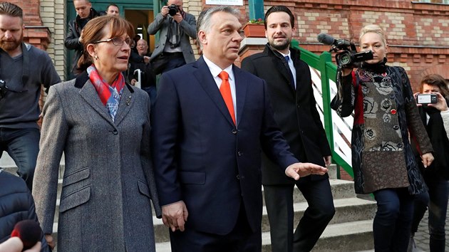 Maarsk premir Viktor Orbn s manelkou ped volebn mstnost v Budapeti (8.4.2018)