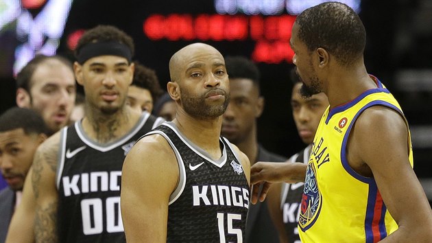 Vince Carter (15) ze Sacramenta se potkal s Kevinem Durantem z Golden State a p�eje zdrav� jeho spoluhr��i Patricku McCawovi.