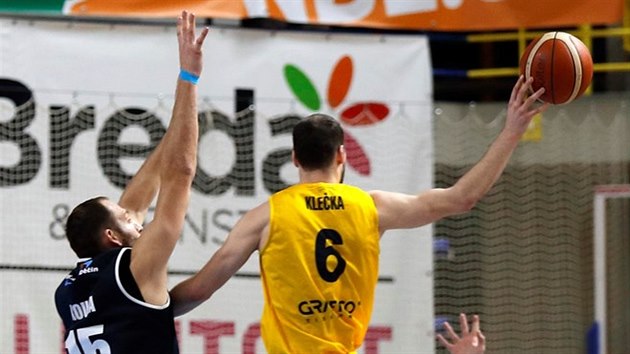 Opavský basketbalista Radim Klečka (6) přihrává v duelu s Děčínem. Brání ho Jakub Houška (15).