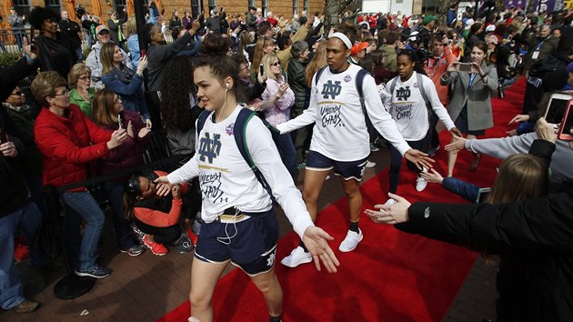 Kathryn Westbeldová, Kristina Nelsonová a Lili Thompsonová (zleva) z Notre Dame míří k finálovému zápasu NCAA.