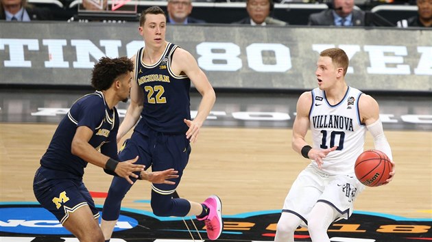 Donte DiVincenzo (vpravo) z Villanovy pod tlakem  Isaiaha Liverse (vlevo) a Duncana Robinsona z Michiganu.