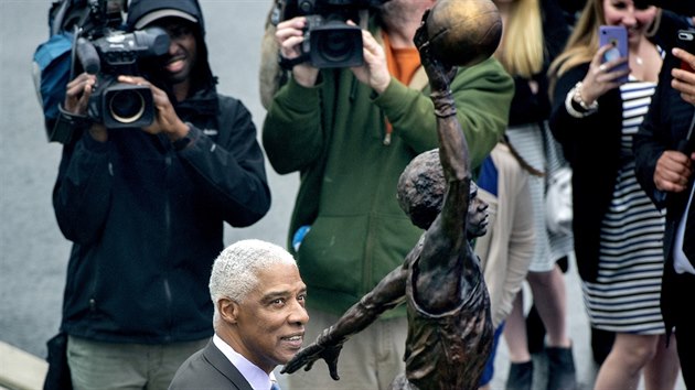 Julius Erving a jeho socha na Legends Walk u trninkovho centra Philadelphia 76ers.