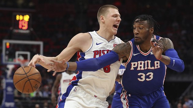 Henry Ellenson (vlevo) z Detroitu pod tlakem Roberta Covingtona z Philadelphie.