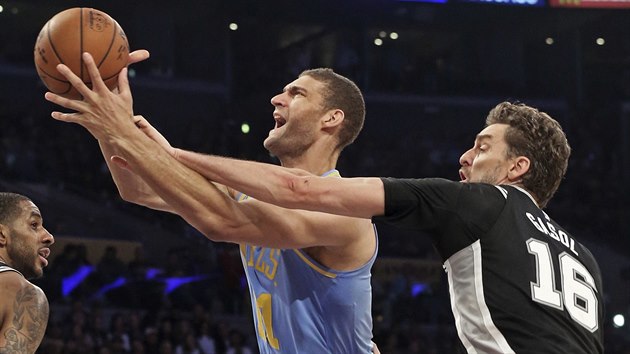 Pau Gasol (vpravo) ze San Antonia fauluje Brooka Lopeze z LA Lakers.