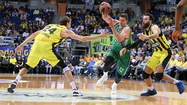 Jan Vesel (vlevo) a Gigi Datome z Fenerbahce se sna zastavit Dragana Milosavljevie z Mlagy.