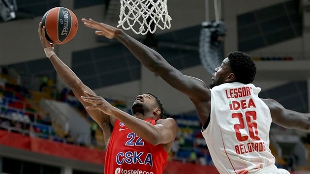 Mathias Lessort (vpravo) z Crven� zvezdy B�lehrad br�n� v zakon�en� Corymu Higginsovi z CSKA Moskva.