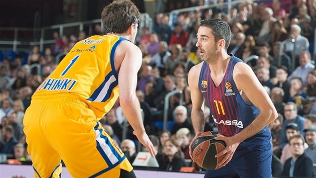 Juan Carlos Navarro (vpravo) z Barcelony hled cestu ke koi Chimek kolem Alexeje veda.