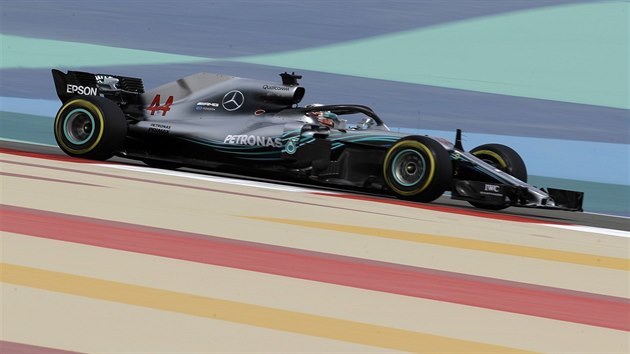 Lewis Hamilton z Mercedesu bhem trninku v Bahrajnu.