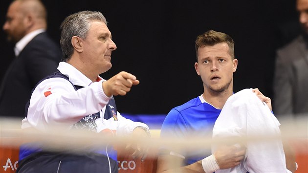 Nehrajc kapitn Jaroslav Navrtil (vlevo) a Adam Pavlsek bhem utkn Davis Cupu s Izraelem.