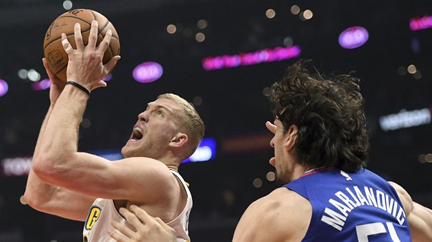 Mason Plumlee (vlevo) z Denveru to na ko LA Clippers kolem Bobana Marjanovie.