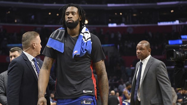 DeAndre Jordan z LA Clippers a jeho trenr Doc Rivers zklaman z prohry s Denverem.