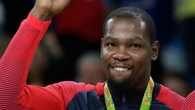 Kevin Durant s raduje z olympijského zlata pro USA 
z her v Riu de Janeiro.