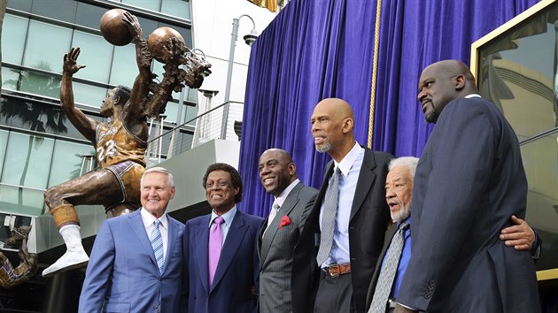 Elgin Baylor, hvězda Minneapolis Lakers a Los Angeles Lakers, dostal sochu u Staples Center. Hrdina dne stojí jako druhý zleva. Zcela vlevo Jerry West, Po Baylorovi následují Magic Johnson, Kareem Abdul-Jabbar, zpěvák Bill Withers a Shaquille O'Neal.