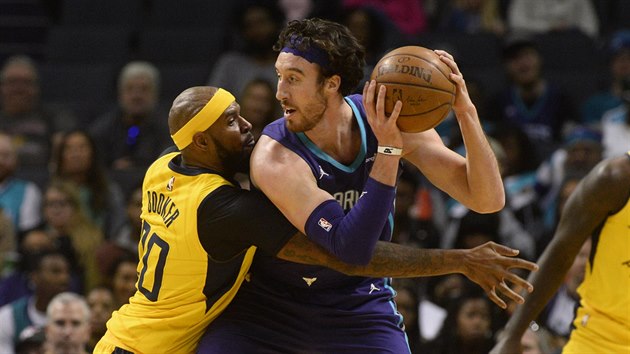 Frank Kaminsky (vpravo) z Charlotte si hld m ped Trevorem Bookerem z Indiany.