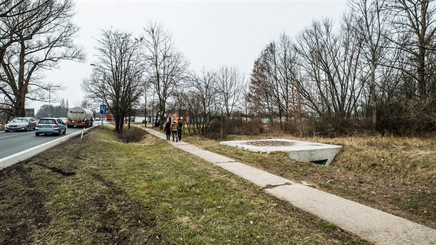 Nov ulice m stit mezi Hradeckou pekrnou a garemi, kde je nyn nletov zele.