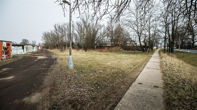 Nov ulice m stit mezi Hradeckou pekrnou a garemi, kde je nyn nletov zele.