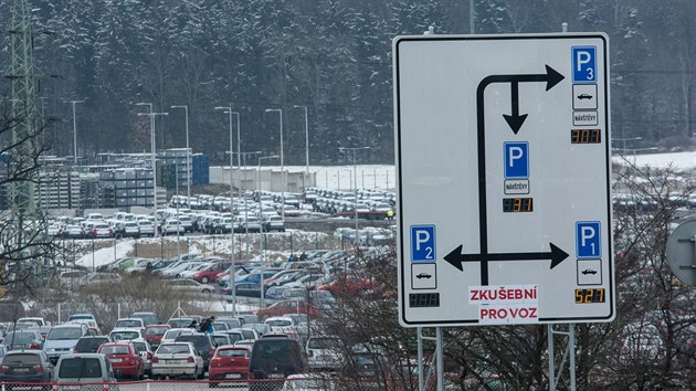 Pilotní infocedule před parkovišti u hlavní brány do závodu Škoda Kvasiny.